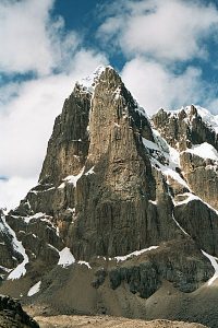 Pared oeste del Puscanturpa 5442 metros. Los dos alpinistas intentaran abrir una nueva ruta en esta pared